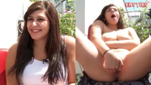Ersties – Julie steckt ihre zwei Finger in ihre Pussy auf dem Balkon