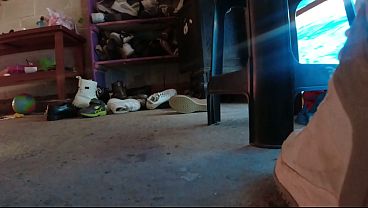 COMO ME VEO!!, hijastra estudiante enseña el culo a su PADRASTRO y el terminó levantandole la falda, VOYEUR REAL LATINO en HD
